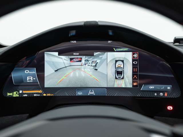 バックカメラ、サラウンドビューもついておりますので駐車も安心です。