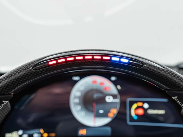 LEDはレブリミットに近づくとシフトアップを促します。また、サーキット走行時、視野をそらさずシフトチェンジを行えます。