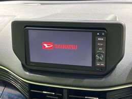 【純正ナビ】人気の純正ナビを装備しております。ナビの使いやすさはもちろん、オーディオ機能も充実！キャンプや旅行はもちろん、通勤や買い物など普段のドライブも楽しくなるはず♪