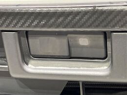 【スマートアシスト】走行中に前方の車両等を認識し、衝突しそうな時は警報とブレーキで衝突回避と被害軽減をアシスト。より安全にドライブをお楽しみいただけます。