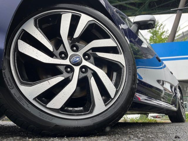 【純正18インチアルミホイール】外観にマッチした純正アルミホイールを装着しております。各種社外アルミホイールや、スタッドレスタイヤも取扱いしております。是非ご相談くださ