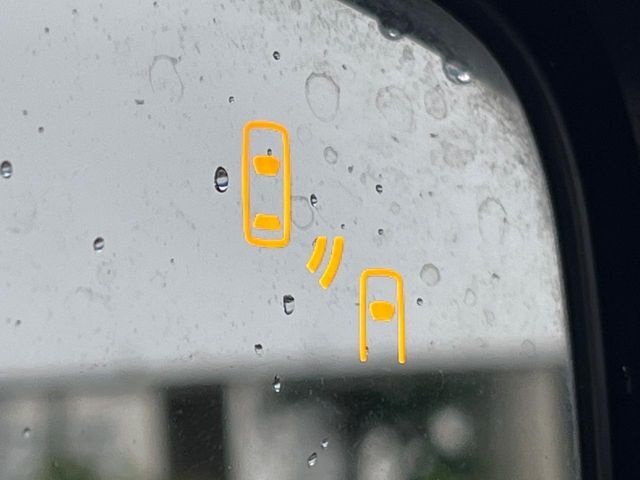 【リヤビークルディティクション】走行中、ドアミラーの死角になりやすい箇所に後続車が接近するとサイドミラー付近に警告を表示、ドライバーに注意喚起と、万一の際はハンドル操作をアシストをします。