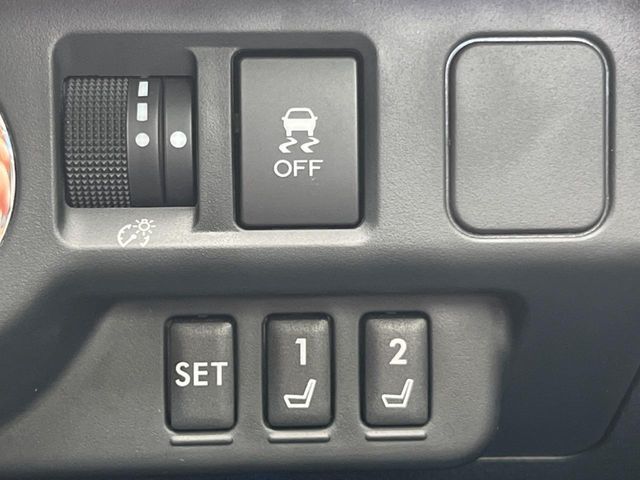 【メモリー機能付きパワーシート】ドライバーごとに設定したシート位置を記憶して、ボタン一つで切り替えできる便利な機能！運転する方が複数名いらっしゃるご家庭におすすめです♪