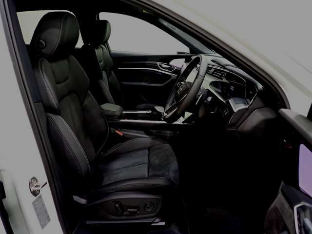 Audiは創業者であるホルヒの「いかなる時代においても第一級の素材を用い、操縦安定性に優れ、さらに進歩的なクルマの製造を目指す」という考え方に則り、こだわり抜かれたインテリアを目指しています。