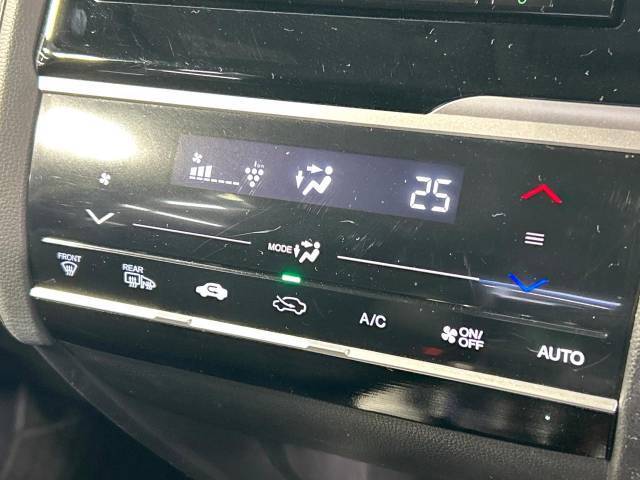 【オートエアコン】一度お好みの温度に設定すれば、車内の温度を検知し風量や温度を自動で調整。暑い…寒い…と何度もスイッチ操作をする必要はありません。快適な車内空間には必須の機能ですね♪