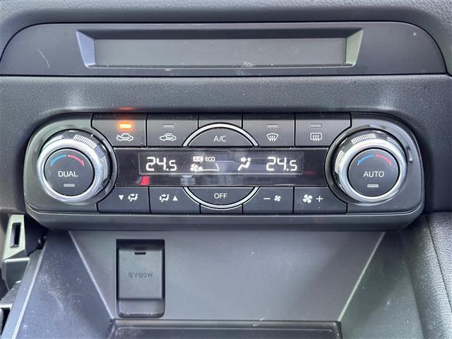 【左右独立温度コントロール式フルオートエアコン（DUAL/SYNC）】運転席側と助手席側でそれぞれ自由に温度設定ができ、快適な風量やモードなどを自動調整します！