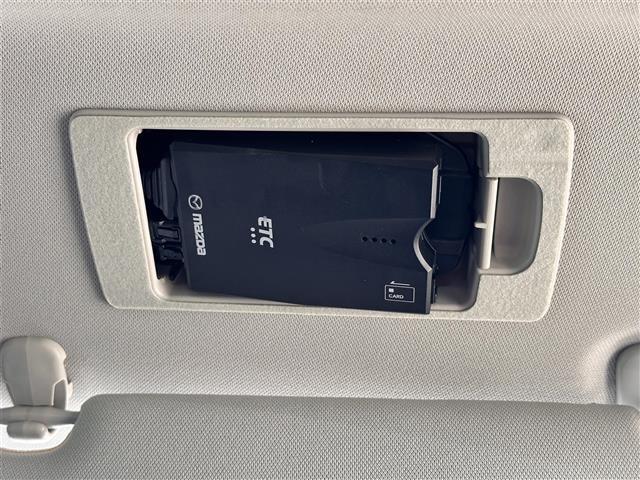 【ETC】有料道路を利用する際に料金所で停止することなく通過できる、ETC車載器（ノンストップ自動料金収受システム機器）が装備されています。セットアップを行うことで利用可能になります。