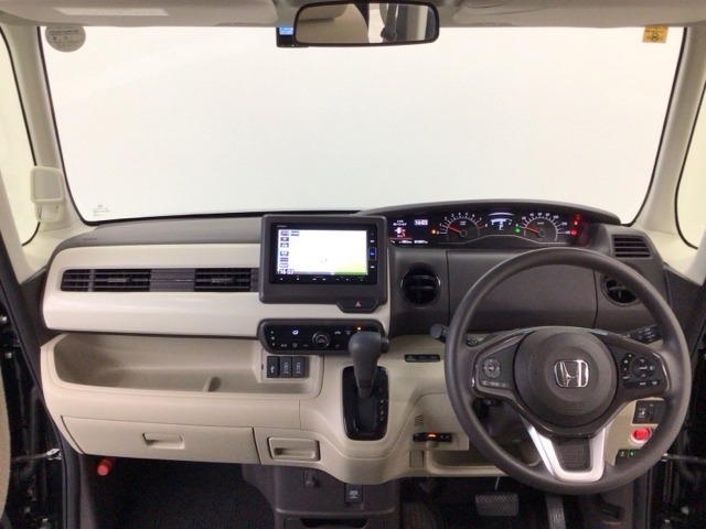 【前方視界】開放的な前方視界！運転がしやすく疲れにくいです♪窓が大きく、見通しがとっても良いおクルマですよ♪