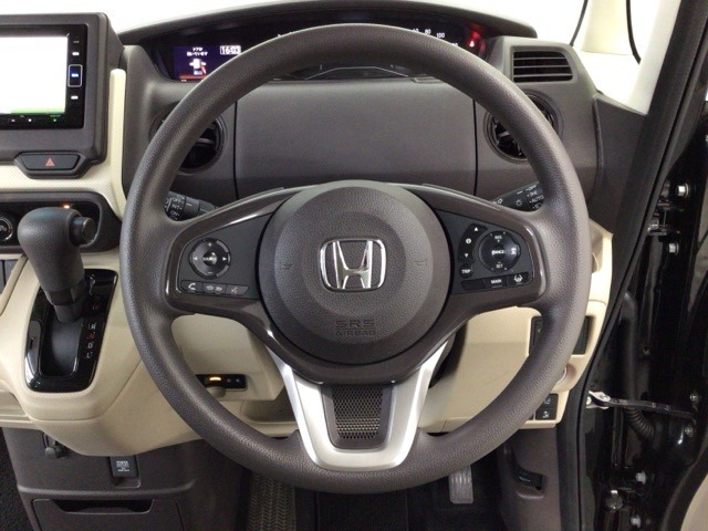 【ハンドル】運転にかかわる様々な操作を安全に行えるように視点移動が少なく操作性に配慮されたスイッチ類が凝縮されたコックピットです。