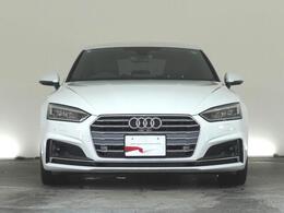 Audiデザインの特徴であるシングルフレームグリルが存在感を主張します。