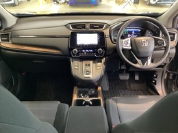 車内はチタニア抗菌防臭施工済です。黒系の内装色がスポーティなインパネ周りを演出します。グローブボックスやカップホルダーのほかにトレーなどたくさんの収納スペースが付いています。