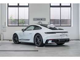 【認定中古車整備】ポルシェセンター千葉では、納車前整備としてエンジンルーム、下回りを含む全111項目の点検整備を行い、ご納車しておりますので安心してお乗り頂けます。ポルシェセンター千葉　TEL　043-242-0911