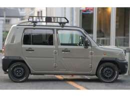 第三者による鑑定とは、お客に代わってプロの鑑定士が中古車の鑑定をするサービスです。第三者機関の鑑定士が公平な目線で内外装・機関・修復歴を鑑定。遠方の方や車に詳しくない方にも安心してお車を選んで頂けます