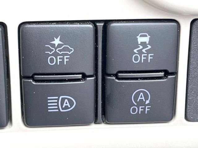 【スマートアシスト】走行中に前方の車両等を認識し、衝突しそうな時は警報とブレーキで衝突回避と被害軽減をアシスト。より安全にドライブをお楽しみいただけます。