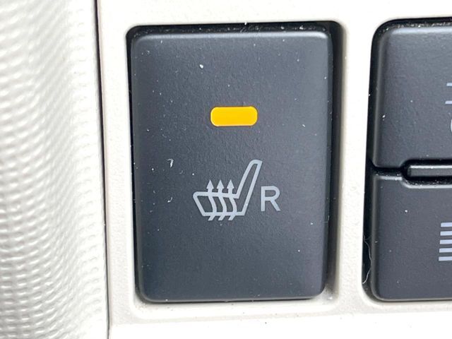 【シートヒーター】寒い日に重宝するシートヒーター！エアコンより早く温まってくれるので寒がりの人も安心ですね♪エアコンの温風は乾燥するから苦手、という方にもをおすすめです。