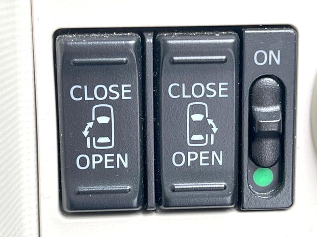 【両側パワースライドドア】スマートキーや運転席のスイッチで後席両側スライドドアの開閉が可能♪電動だから力を入れてドアを開ける必要が無く、小さなお子様でも簡単に開け閉めでき快適です♪