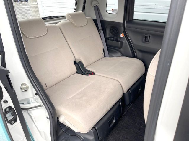 後部座席も気になるようなキズ・汚れやへたり等、大きなダメージはなく、良好な状態です。