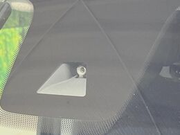 【インテリジェントエマージェンシーブレーキ】フロントカメラで前方の車両や歩行者を検知。衝突しそうな時は衝突被害軽減ブレーキが作動、衝突回避をサポート。より安全にドライブをお楽しみいただけます。