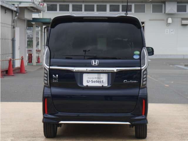 【Honda SENSING】 カメラ等装置で精度の高い検知能力を発揮、安全運転を支援します。ステアリング上のコントローラーに注目！