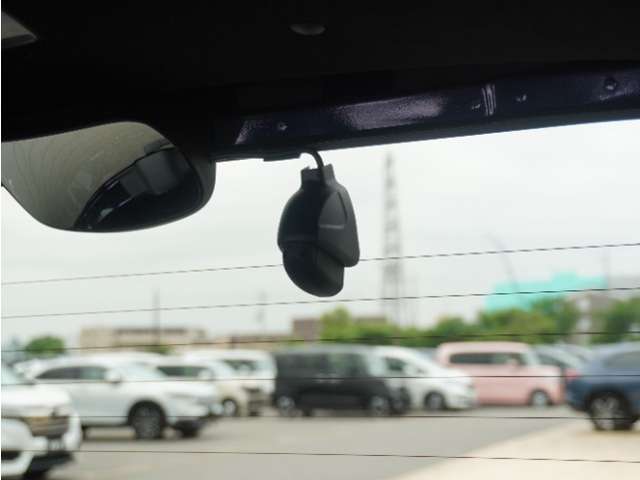 この車にはリアにもドライブレコーダーを装備しております◆映像・音声などを記録する自動車用の装置です。　もしもの事故の際の記録はもちろん、旅行の際の思い出としてドライブの映像を楽しむことができます。