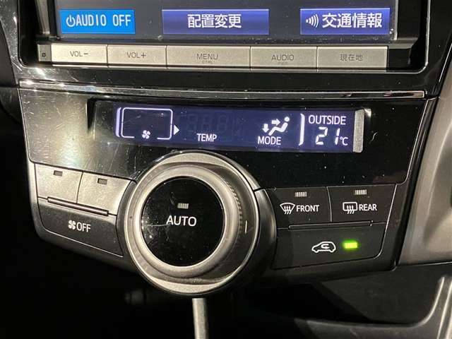 【オートエアコン】「AUTO」スイッチで車内の温度を一定に保ってくれるオートエアコン。快適装備の代名詞。もちろんマニュアル操作も可能ですよ。