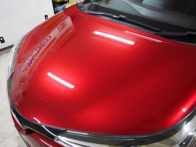 10時間以上の作業工程を経て磨き職人に丁寧に磨きこまれたボディは御覧の様に照明器具をくっきり映し出す見とれる程の艶と鏡面度を持ちます　センシュアルレッド独特の魅力的な色合いをお楽しみ下さい