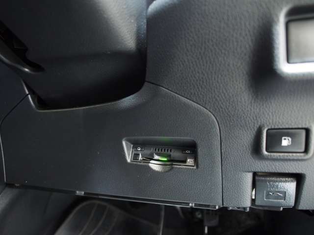 今の時代のドライブの必需品ETCを装備　運転席膝元にインダッシュ式で格納され邪魔にならずカード挿入もしやすい位置に設置　ETCのセットアップ料金も総額159万8千円に含まれ納車のその日からお使い頂けます