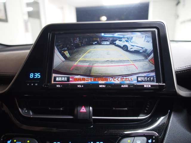 視界の悪い夜の車庫入れ、事故発生率の高いコンビニ、駐車場での人・自転車等との接触事故防止に大きな力を発揮してくれるバックカメラを装備　映像も鮮明で夜でもくっきり映し出してくれてリスクが大きく軽減