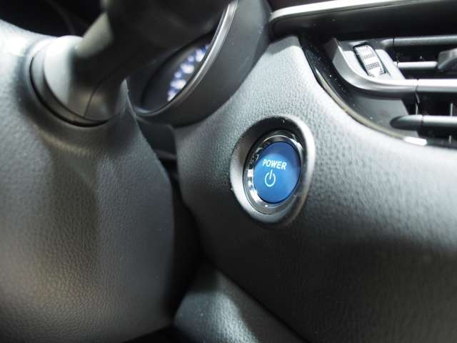 エンジンのスタート/ストップは運転席の右側の丸くブルーに光るこのボタンをワンプッシュするだけ