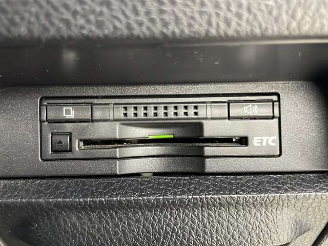 【ETC】有料道路を利用する際に料金所で停止することなく通過できる、ETC車載器（ノンストップ自動料金収受システム機器）が装備されています。セットアップを行うことで利用可能になります。