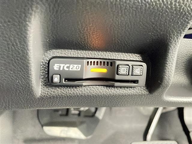 【ETC】有料道路を利用する際に料金所で停止することなく通過できる、ETC車載器（ノンストップ自動料金収受システム機器）が装備されています。セットアップを行うことで利用可能になります。