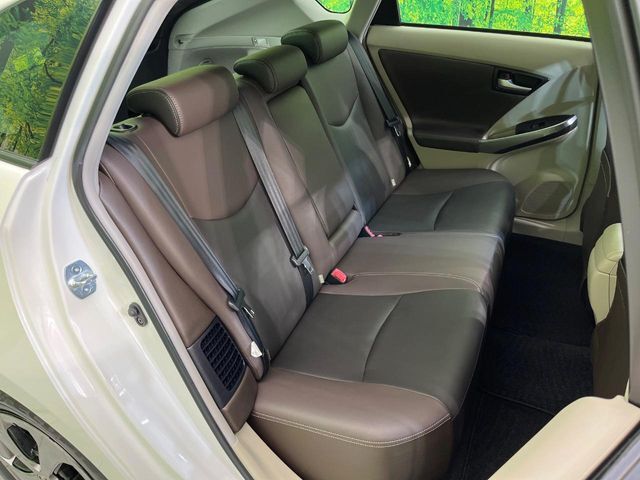 広々とした2列目シートは居住性が高く、居心地も快適！友達や家族とのお出かけにぴったりです。ベビーシートやチャイルドシート使用時も快適にお過ごしいただける十分な空間を確保しています。