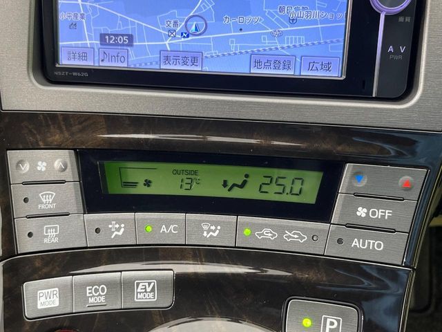 【オートエアコン】一度お好みの温度に設定すれば、車内の温度を検知し風量や温度を自動で調整。暑い…寒い…と何度もスイッチ操作をする必要はありません。快適な車内空間には必須の機能ですね♪