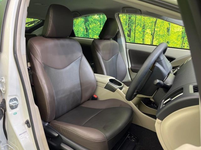 運転席まわりには十分なスペースがあり、大柄な方でもゆったり運転していただける環境です。