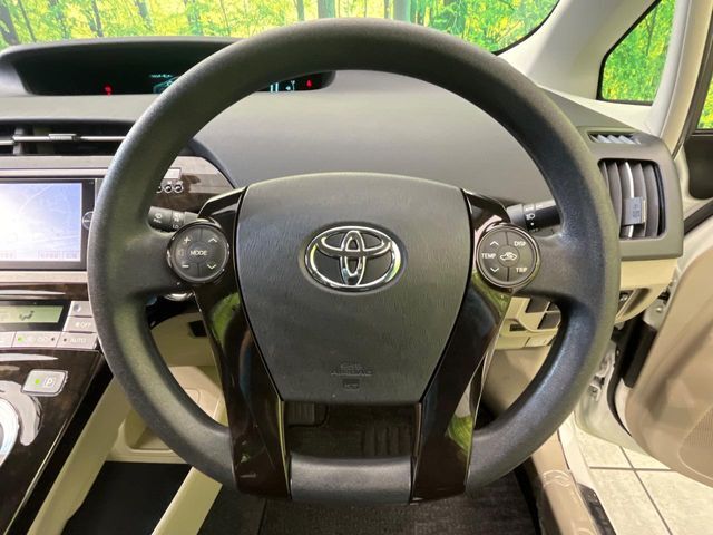 インテリアに合わせたデザインのステアリングは、運転される方のことも考え、運転しやすい形状、大きさです。是非一度、実際に触ってお確かめください。