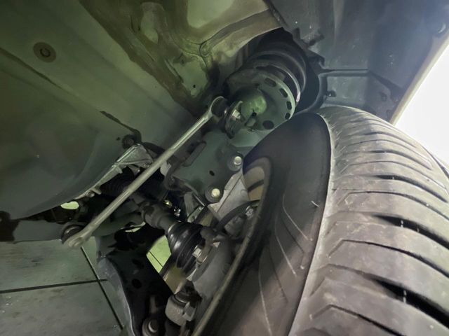 お車を安心してお乗りいただく為には、足回りの定期点検が欠かせません。サービスサポート（有償保証）では無料点検もご提供しており、安心のカーライフをお過ごしいただけるサポート体制が整っています。