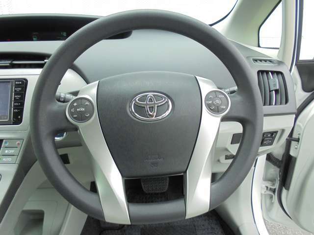 ハンドルの高さ位置調整ができ、ドライバーが変わっても楽な姿勢で運転ができます。