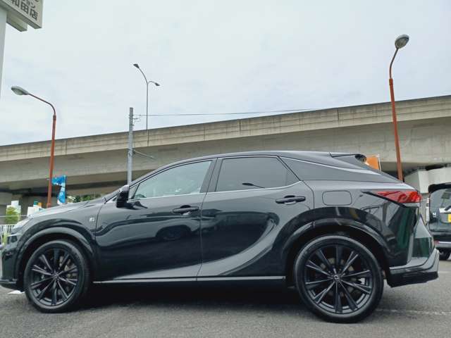 大好評ボディコーティング！納車前にガラス系コーティングを施工する事によって大切な愛車のボディを1年間守ってくれます。ノーメンテナンス、洗車だけで1年間耐久！3年間耐久のコーティングプランも御座います。
