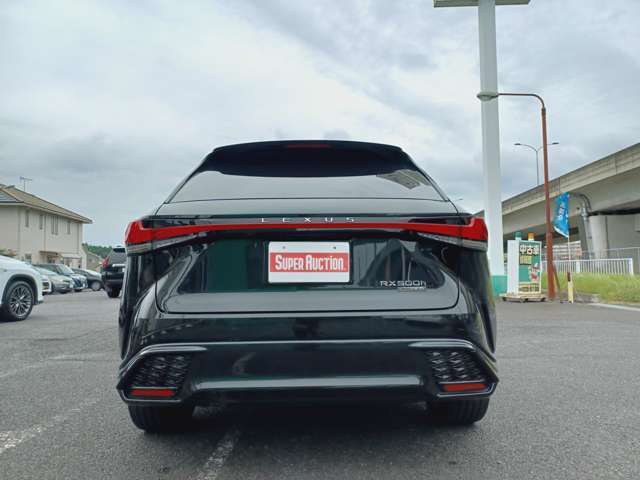 お客様に安心してお乗り頂けるよう納車前に全車法定点検を実施しております。ディーラーまたは自社工場にて国家資格整備士がお車をしっかりチェック致します。ご購入後の車検・点検・修理等もお任せ下さい。