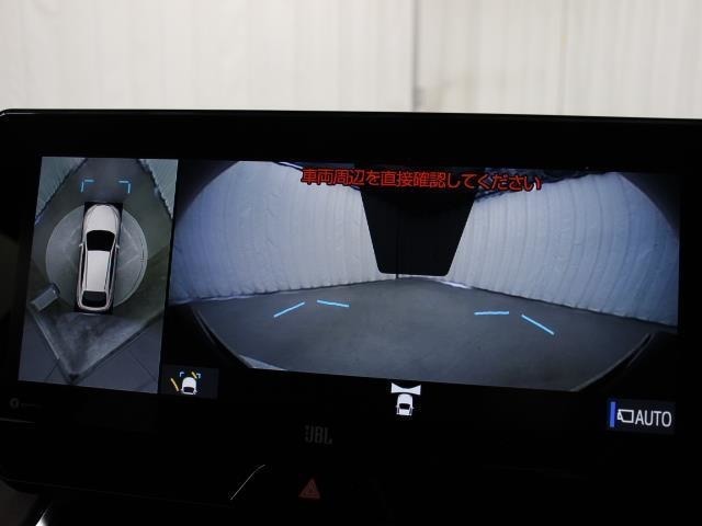 車両を上から見たような映像をナビ画面に表示するパノラミックビューモニター（シースルービュー機能付）搭載。運転席からの目視だけでは見にくい、車両周辺の状況をリアルタイムで確認できます。