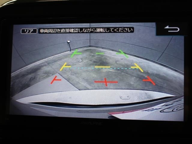 目視では確認しづらい車両後方を表示するカラーバックモニターが装備されています。スムーズな車庫入れや縦列駐車をサポートします。