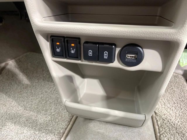 【シートヒーター】寒い日に重宝するシートヒーター！エアコンより早く温まってくれるので寒がりの人も安心ですね♪エアコンの温風は乾燥するから苦手、という方にもをおすすめです。