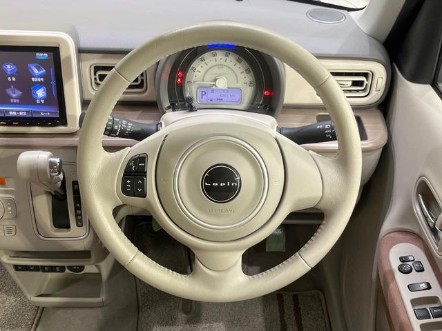 ステアリングも使用感が少なく、きれいな状態となっております♪