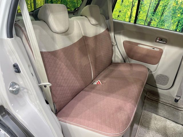 後部座席も気になるようなキズ・汚れやへたり等、大きなダメージはなく、良好な状態です。