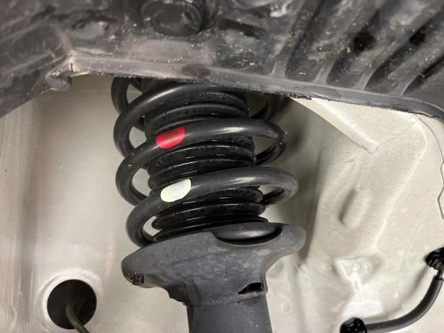 お車を安心してお乗りいただく為には、足回りの定期点検が欠かせません。サービスサポート（有償保証）では無料点検もご提供しており、安心のカーライフをお過ごしいただけるサポート体制が整っています。