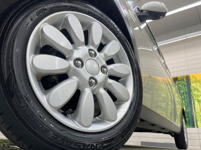 【純正アルミホイール】外観にマッチした純正アルミホイールを装着しております。各種社外アルミホイールや、スタッドレスタイヤも取扱いしております。是非ご相談ください♪