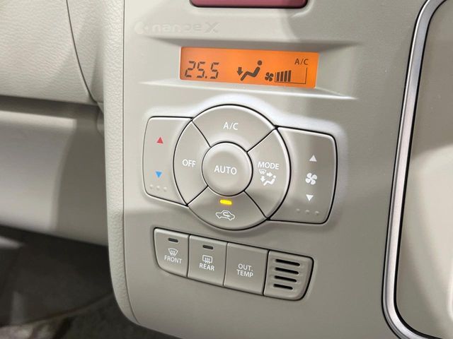 【オートエアコン】一度お好みの温度に設定すれば、車内の温度を検知し風量や温度を自動で調整。暑い…寒い…と何度もスイッチ操作をする必要はありません。快適な車内空間には必須の機能ですね♪