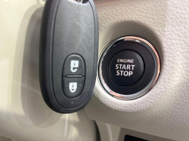 【キーレススタートシステム】カバンやポケットに入れたままでもドアの施錠・解錠が可能なスマートキーを装備。エンジンのオン・オフ時もカギを取り出す必要が無いからとっても便利です♪