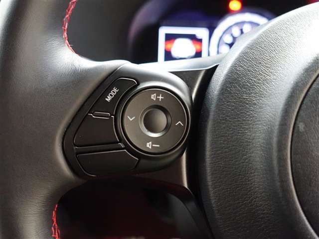ステアリングスイッチで音量変更も可能です。