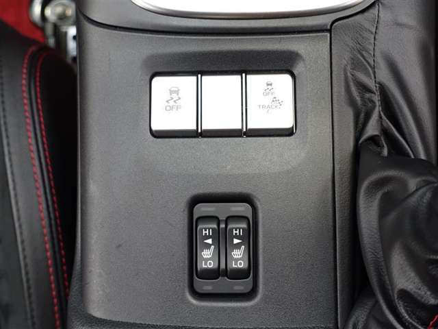 運転席、助手席にシートヒーター付いてます。